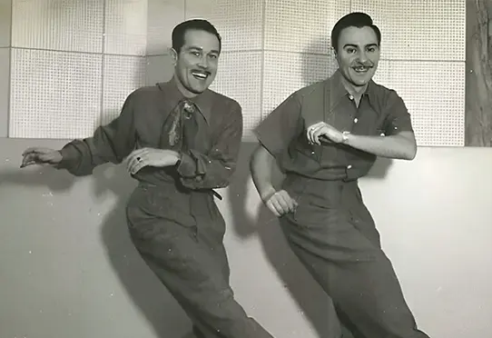 imagen del actor gogo andreu con su hermano bailando